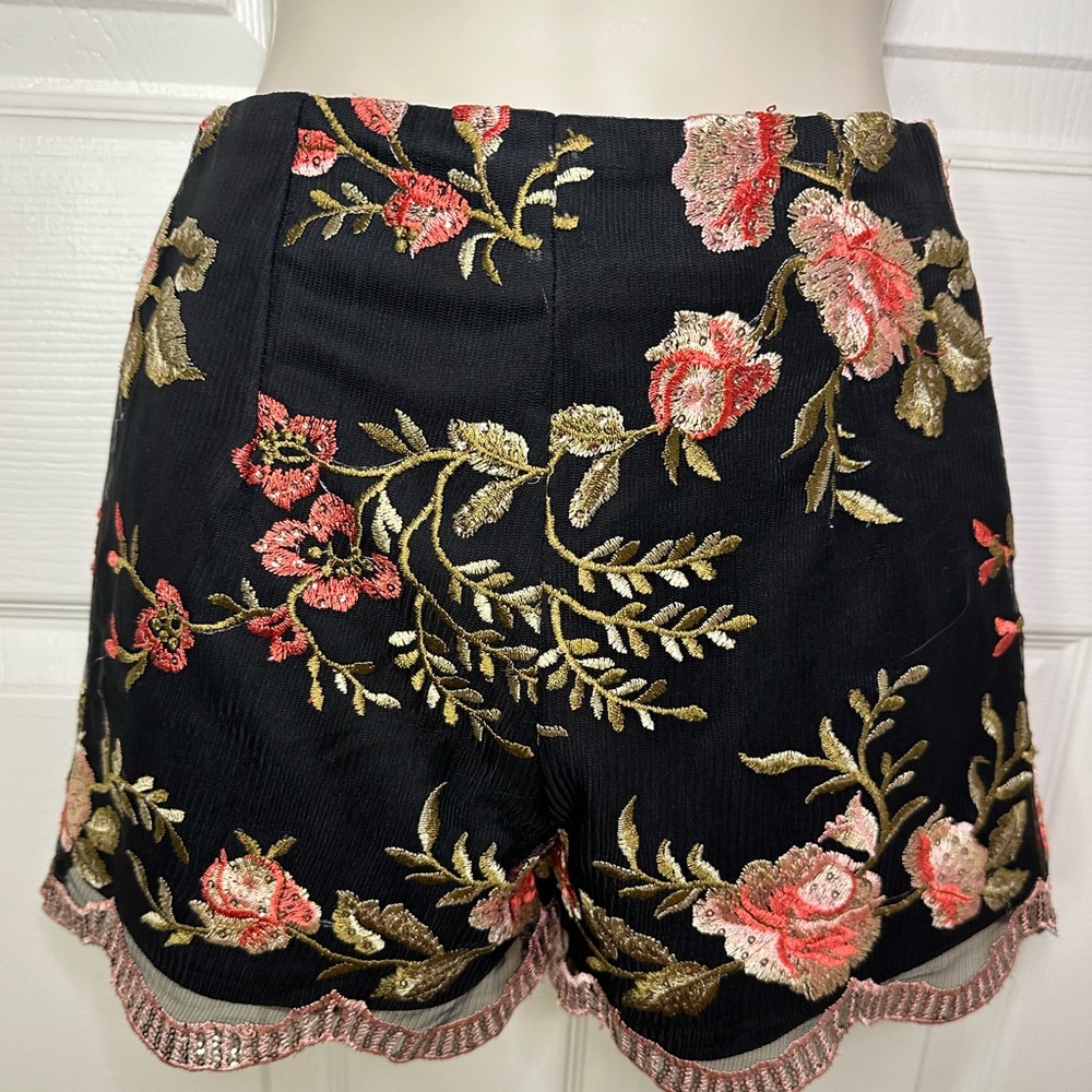 SOLD -Angel Biba high-waisted floral embroidered shorts - Picture 4 of 7